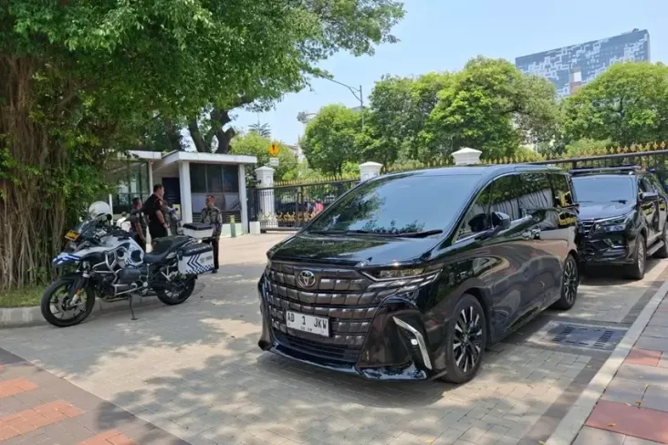 Mobil Alphard Hitam AD 1 JKW Terparkir di Depan Istana Negara, Apa yang Menarik dari Penampakannya?
