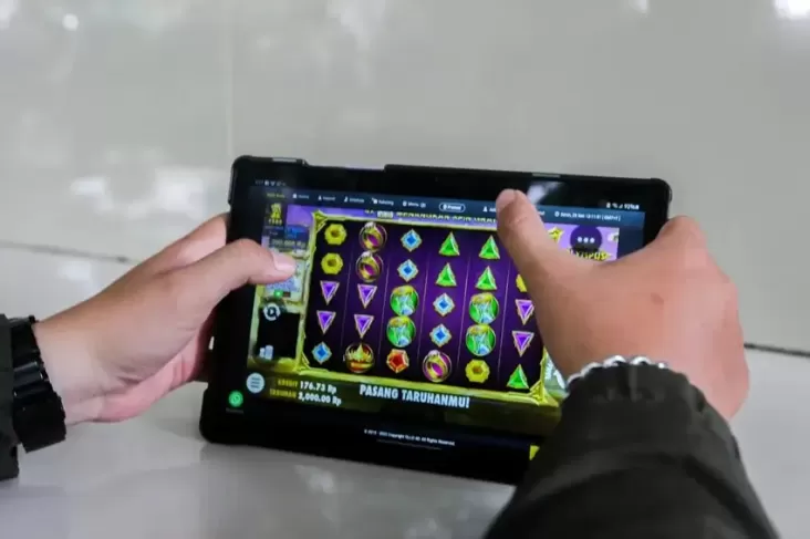 "PPATK Ungkap Fakta Mengejutkan: Warga Ini Gunakan 69,95% Penghasilannya untuk Berjudi Online!"