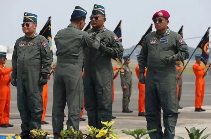 Kapal Perang TNl AL Dipercaya Untuk Menerima Brevet Kehormatan Penerbangan Angkatan Laut