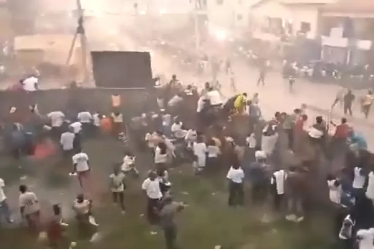 Kerusuhan di Lapangan Sepak Bola Guinea Menewaskan 56 Orang Akibat Penalti Kontroversial