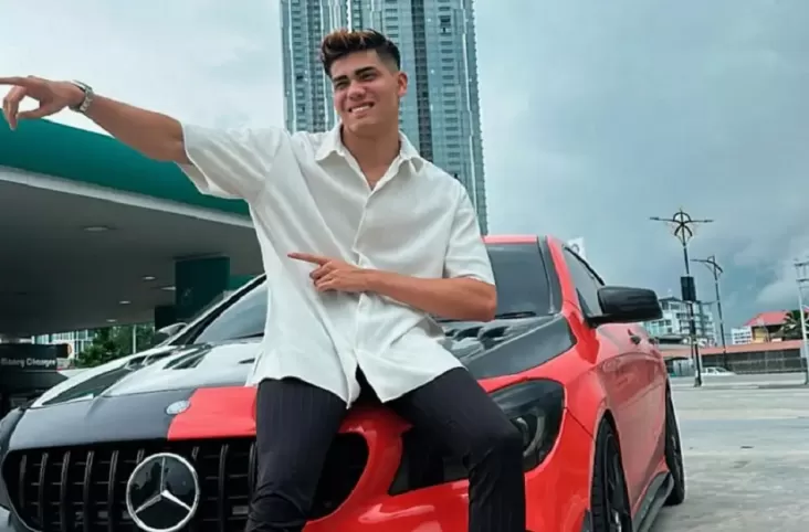 "Aisar Khaled, Youtuber Malaysia yang Sukses Membuat Fuji Terpesona dengan Lamarannya"
