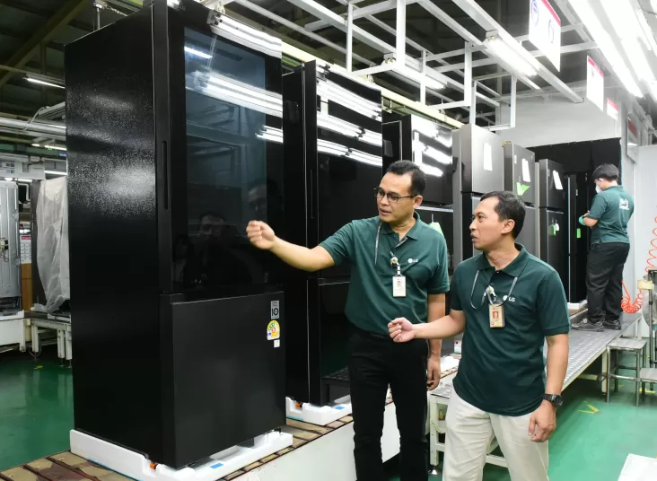 LG Mulai Produksi Kulkas Premium InstaView Bottom Freezer dalam Indonesia