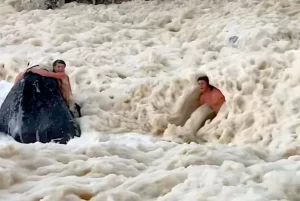 Buih Misterius Bermunculan di dalam Laut Australia