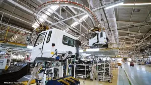 Dapur Mitsubishi Fuso Di Cakung Produksi 15 Truk Per Jam