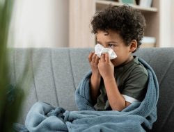 5 Cara Alami Sembuhkan Pilek Anak di Rumah, Termasuk Minuman Hangat