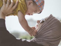5 Doa Bermakna untuk Hari Ibu Islami yang Sehat dan Bahagia