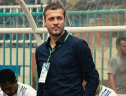 Persebaya Surabaya Dikejar Deadline, 2 Pelatih Top Persib Bandung Jadi Target