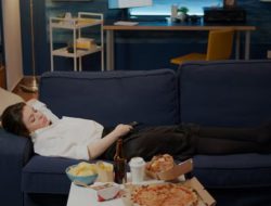 Orang yang Membutuhkan TV untuk Tidur Sering Punya 10 Ciri Ini, Menurut Psikologi
