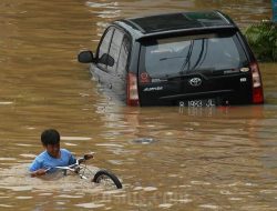 Cara memperbaiki mobil terendam banjir dan estimasi biayanya
