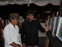 Mahasiswa Unika Ruteng Ubah Sampah Jadi Karya Seni Bunga Plastik