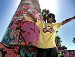 Lirik dan Terjemahan Lagu Replay – Iyaz, Legenda Musik Masa Lalu