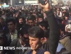 Demo di Iran Memburuk, Mobil dan Gedung Pemerintah Dibakar Massa