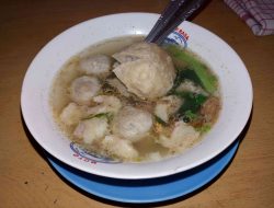 Untuk bertahan hidup, jual bakso di gang
