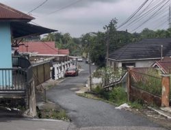 Ibu-ibu heboh di gerbang rumah mewah Legok Jambi
