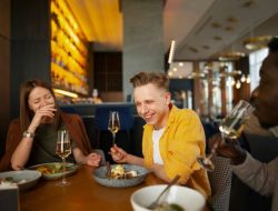 Anda Bisa Tahu Orang Tidak Kaya Dari 7 Kebiasaan Mereka di Restoran Mewah, Kata Psikologi