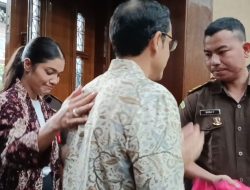 Nadiem Kembali ke Keluarga di Tengah Sidang