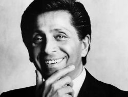 Desainer legendaris Valentino meninggal di usia 93 tahun