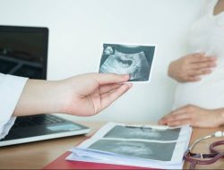 Cek kandungan, istri hamil 6 bulan kaget lihat suami dengan wanita lain di RS