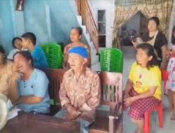 Anak kecil menangis di makam ibu, kisahnya menggugah hati netizen