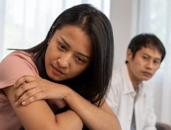Makna Defensif dalam Hubungan Romantis, Contoh, Penyebab, Dampak, dan Solusi