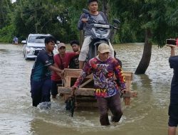 Banjir Ciasem Bawa Keuntungan bagi Tukang Ojek Gerobak