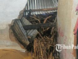 Pasar Lalang Padang kebanjiran, 3 rumah hancur akibat batu dan kayu