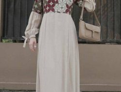 15 model gamis batik kombinasi polos terkini, anggun!