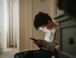 Kesehatan Mental dan Pendidikan: Di Balik Ambisi Larangan Media Sosial bagi Anak