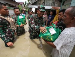 Pemulihan Pasca Banjir, Warga Pati Dapat Pengobatan Gratis dan Bantuan Sembako dari TNI AL