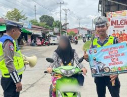 Petugas Polres Sekadau Pimpin Arus Lalu Lintas Pasca Sholat Tarawih di Masjid Raudhatul Muttaqin