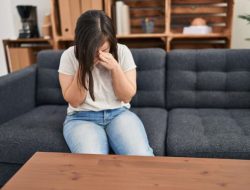 Pasangan Anda Mulai Lakukan 8 Kebiasaan Ini? Ini Tanda Mereka Menghindar Secara Emosional