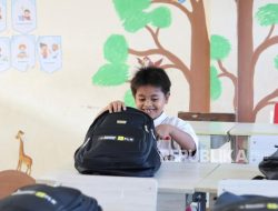 Danantara dan PLN Salurkan 5.000 Paket Sekolah ke Tiga Provinsi
