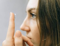 Mengapa Mata Mengeluarkan Kotoran Saat Pakai Softlens?