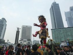 Mbak Rara Hadir di Pawai Ogoh-Ogoh Bundaran HI Saat Hujan