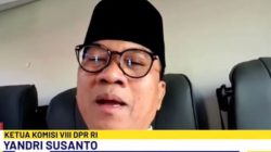 Slamet Bangun Kembali Tenda Haji yang Roboh di Garung Wonosobo