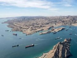 Kapal Perang AS Disamarkan Jadi Kapal Oman, Ditangkapi Rudal Iran di Selat Hormuz