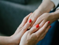 “Saya Tidak Pernah Kesepian Lagi” – Wanita yang Memilih Tinggal Bersama di Usia Lanjut