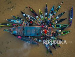 Dulu di sungai, kini pasar terapung meramaikan Jakarta