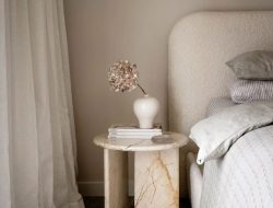 6 cara efektif mengatur meja samping tempat tidur