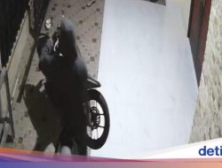 Video mencekam maling motor dikepung warga Cirebon, pelaku lemas dihajar
